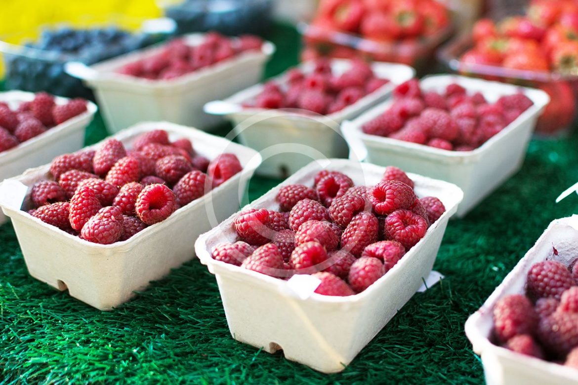 foodiesfeed.com__raspberries-market.jpg